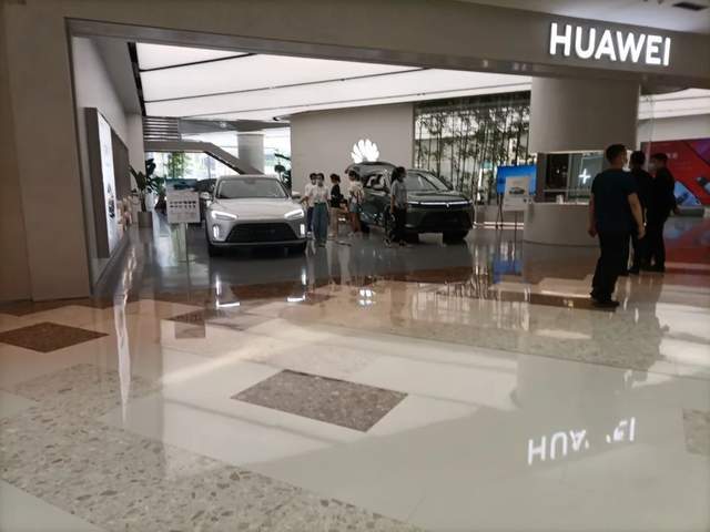 实探华为门店,问界M7真火了?上市1天门店称获100多个订单!_搜狐汽车_搜狐网