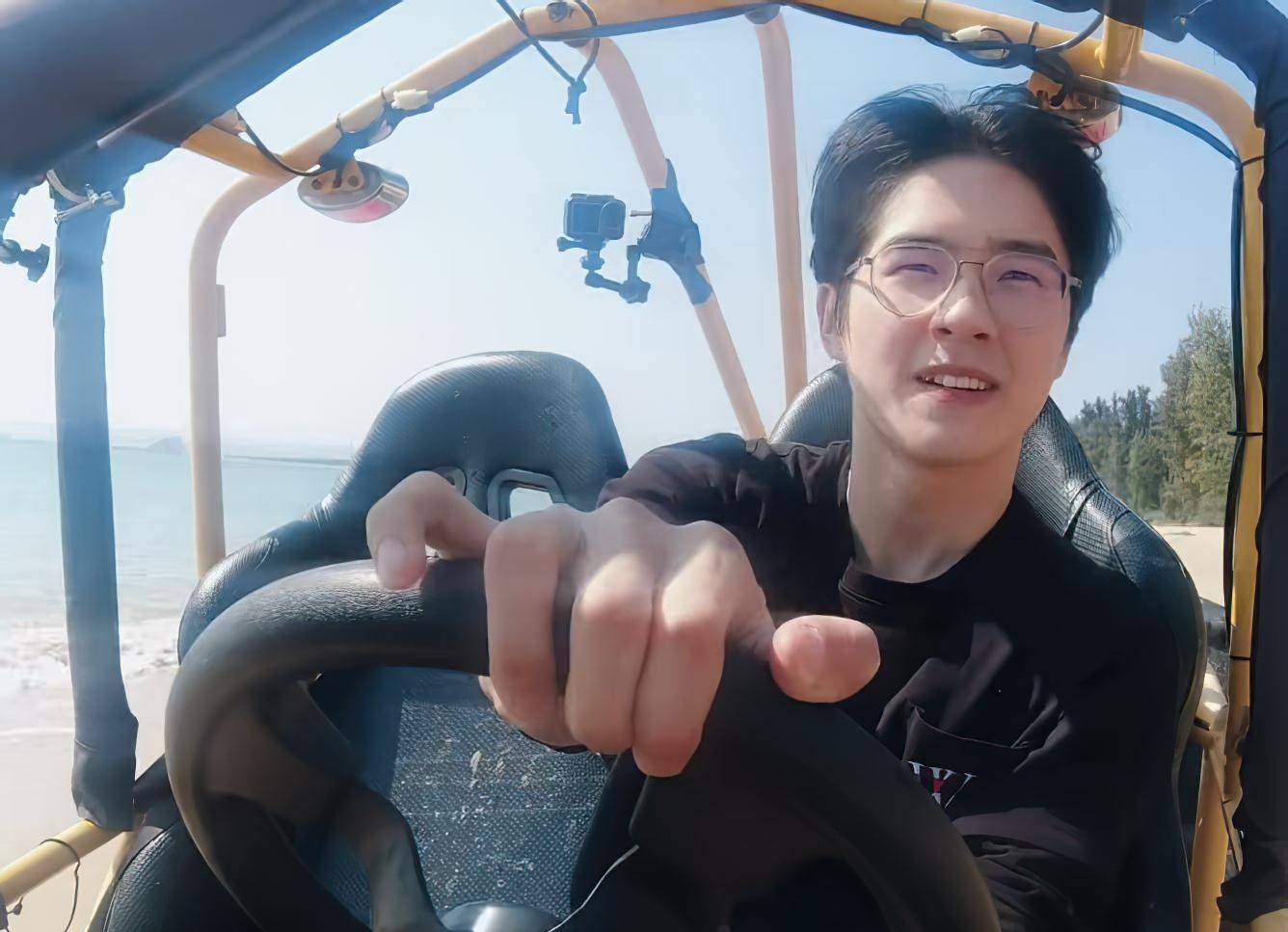 原创王俊凯在沙滩上飙车一字发际线太抢镜网友你才21岁啊