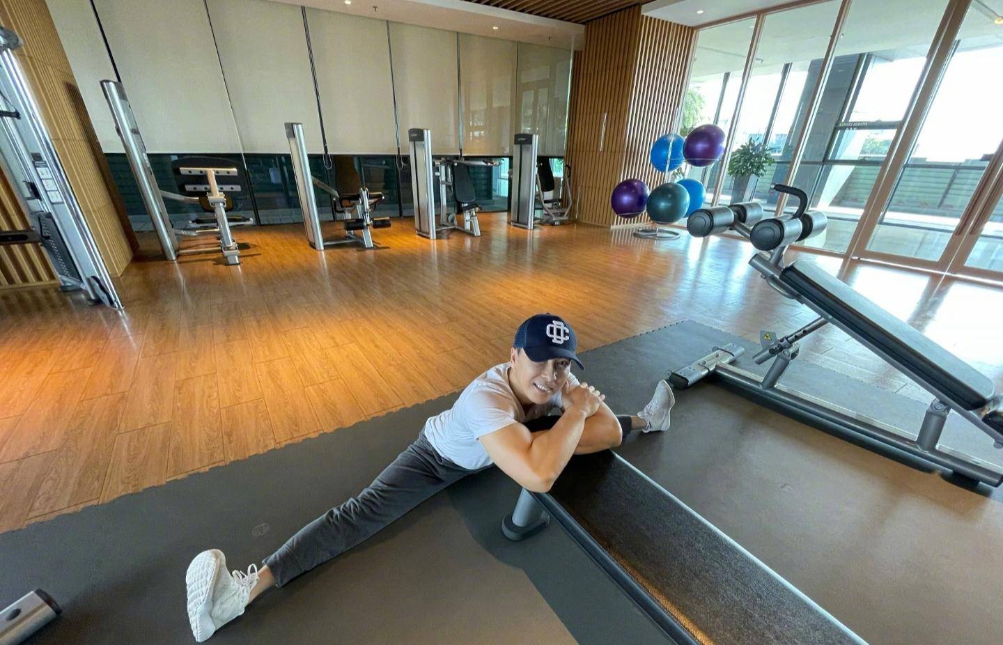 甄子丹晒热舞视频,身体好到不像57岁人,肌肉线条隐约可见惹人羡