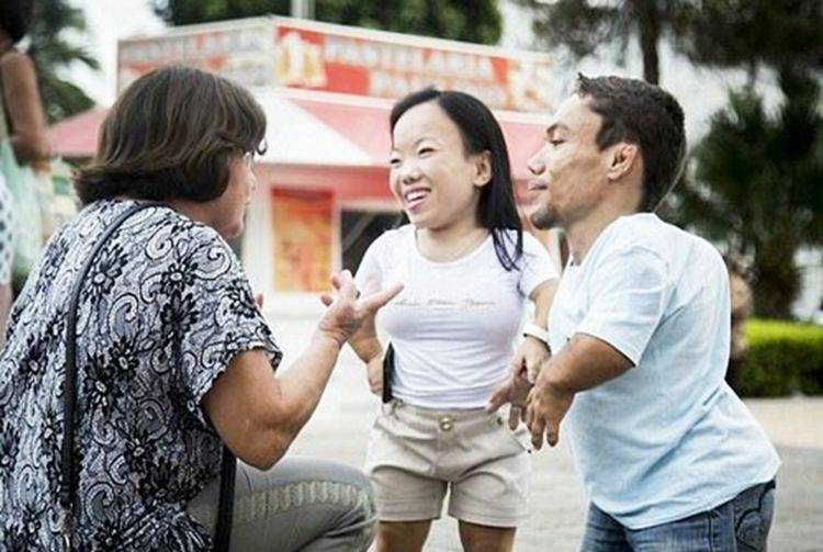 “侏儒夫妻”不顾医生反对,一意孤行生下孩子,两年后被打回现实_小花_亲身经历_歧视