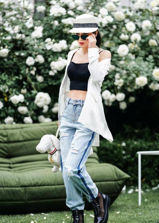 刘叶琳同样深谙其道:白衬衣内搭黑色吊带,大秀马甲线;破洞牛仔裤搭配