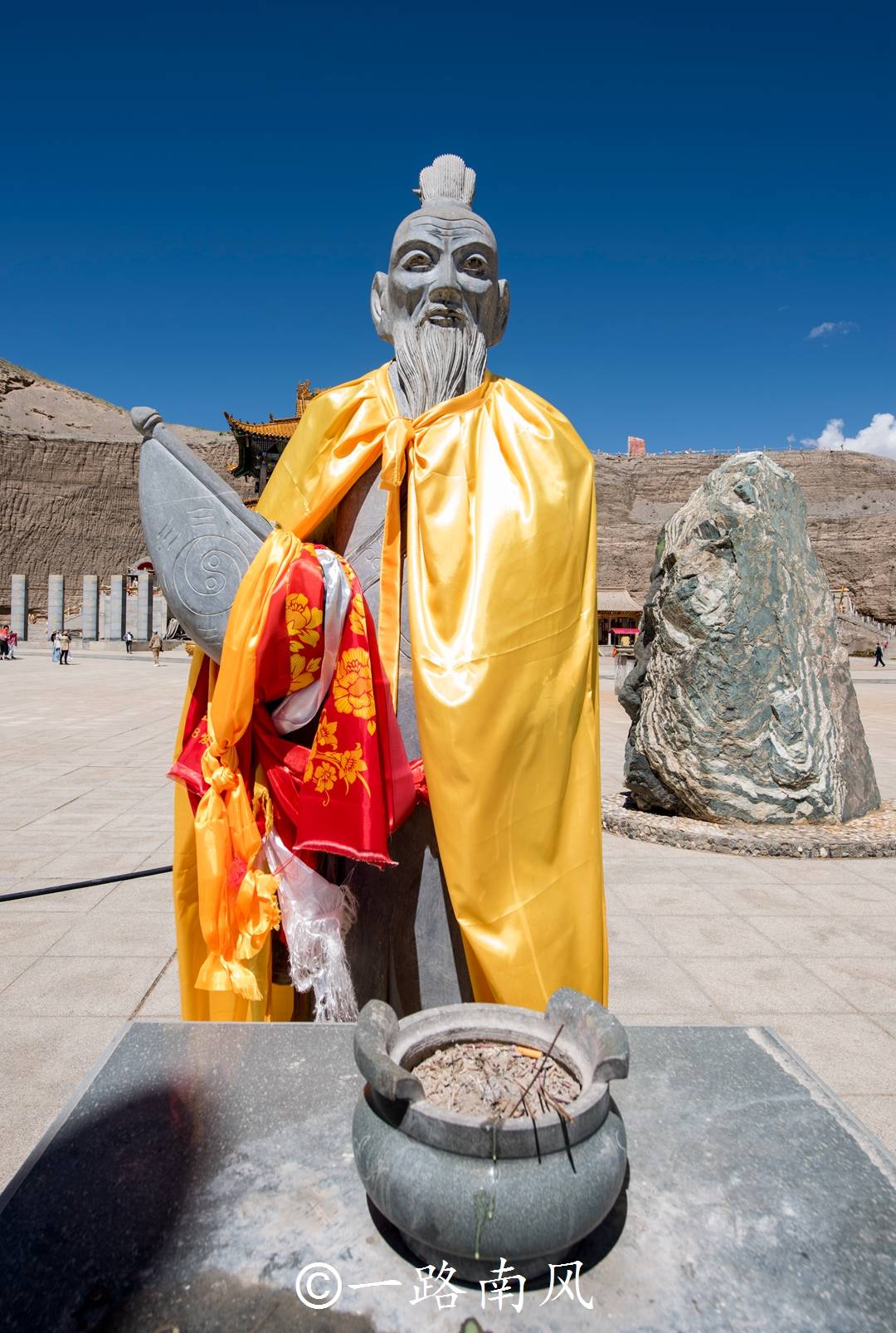 中国第一仙山,藏着海拔最高的道观,距离格尔木市区大