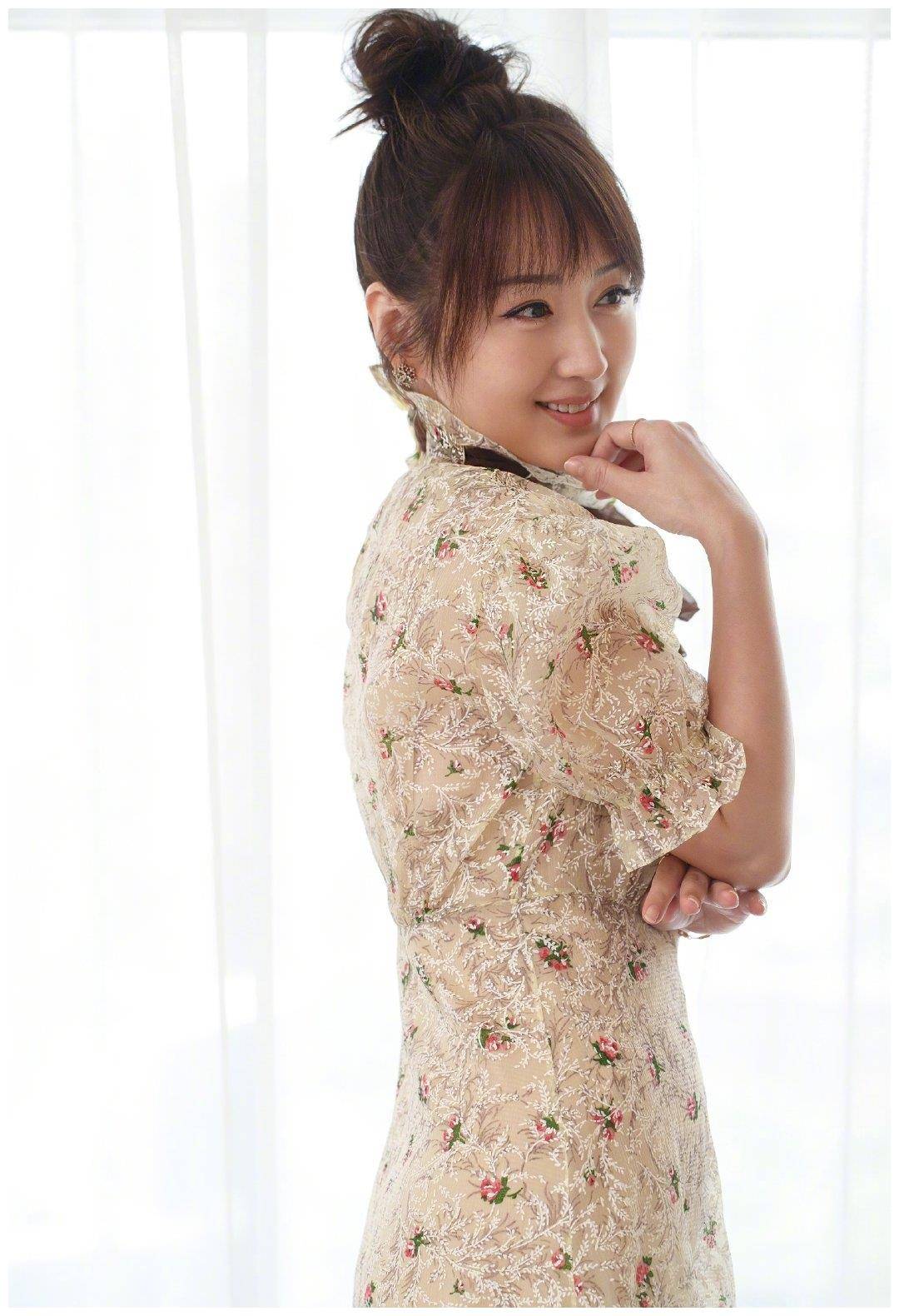 原创48岁杨钰莹扎高丸子头扮嫩配一袭蕾丝裙好显年轻说她28岁我信