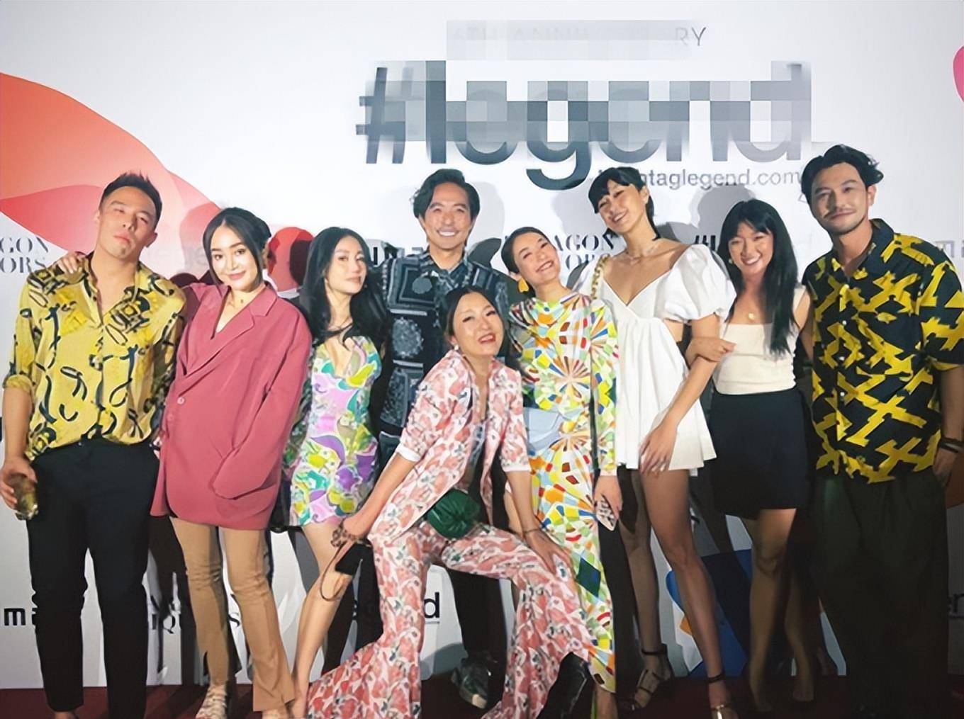 林的儿子参加了晚会 周围都是美女 郑深爱着女儿 展示了她美丽的双腿 发展 丹瑞 身材 林的儿子参加了晚会 周围都是美女 郑深爱着女儿 展示了她美丽的双腿 发展 丹瑞 身材