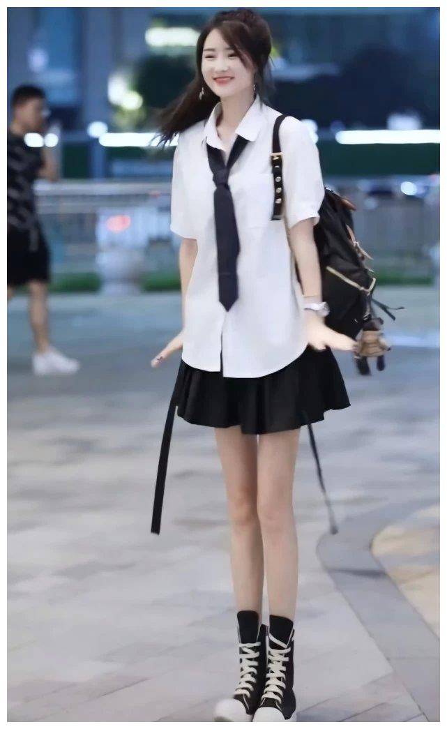 见过高帮鞋,但晨妍的"高帮拱拱鞋"第一次见,帅气还能显腿长_高跟鞋