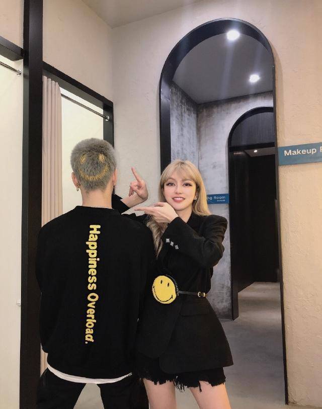 周扬青近照曝光,与男模好友穿情侣装好甜蜜,二人举止亲昵引热议