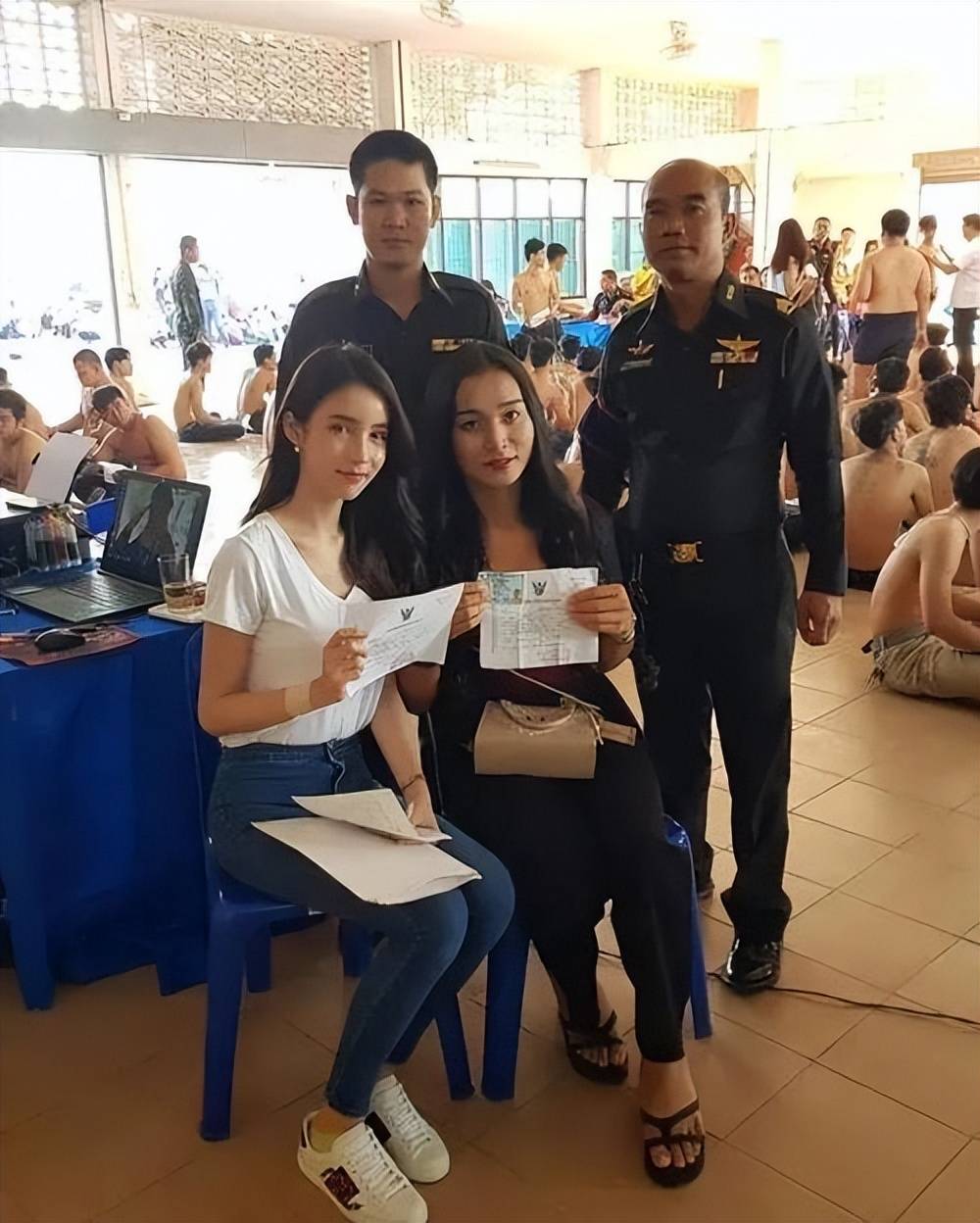 原创征兵现场堪比综艺选秀抽中红签猛男昏厥为何泰国人惧怕当兵