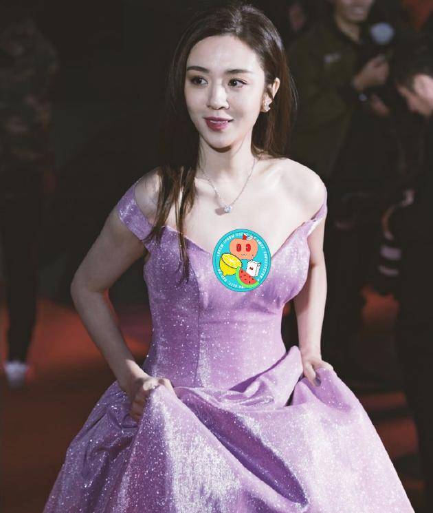 原创王晓晨也是微胖女神身穿一袭粉色抹身材裙气质全开端庄优雅