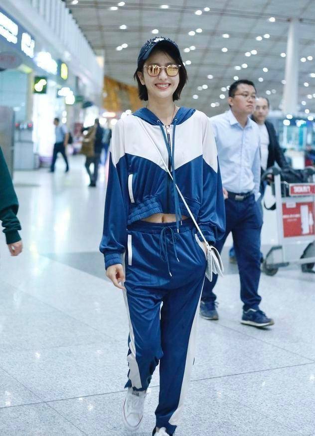 佟丽娅越真敢穿校服穿成露脐款活脱脱的就是叛逆少女