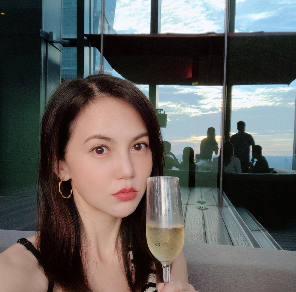 简沛恩近照曝光,曾目睹初恋男友不忠诚得抑郁,单身24年不敢恋爱_爱情