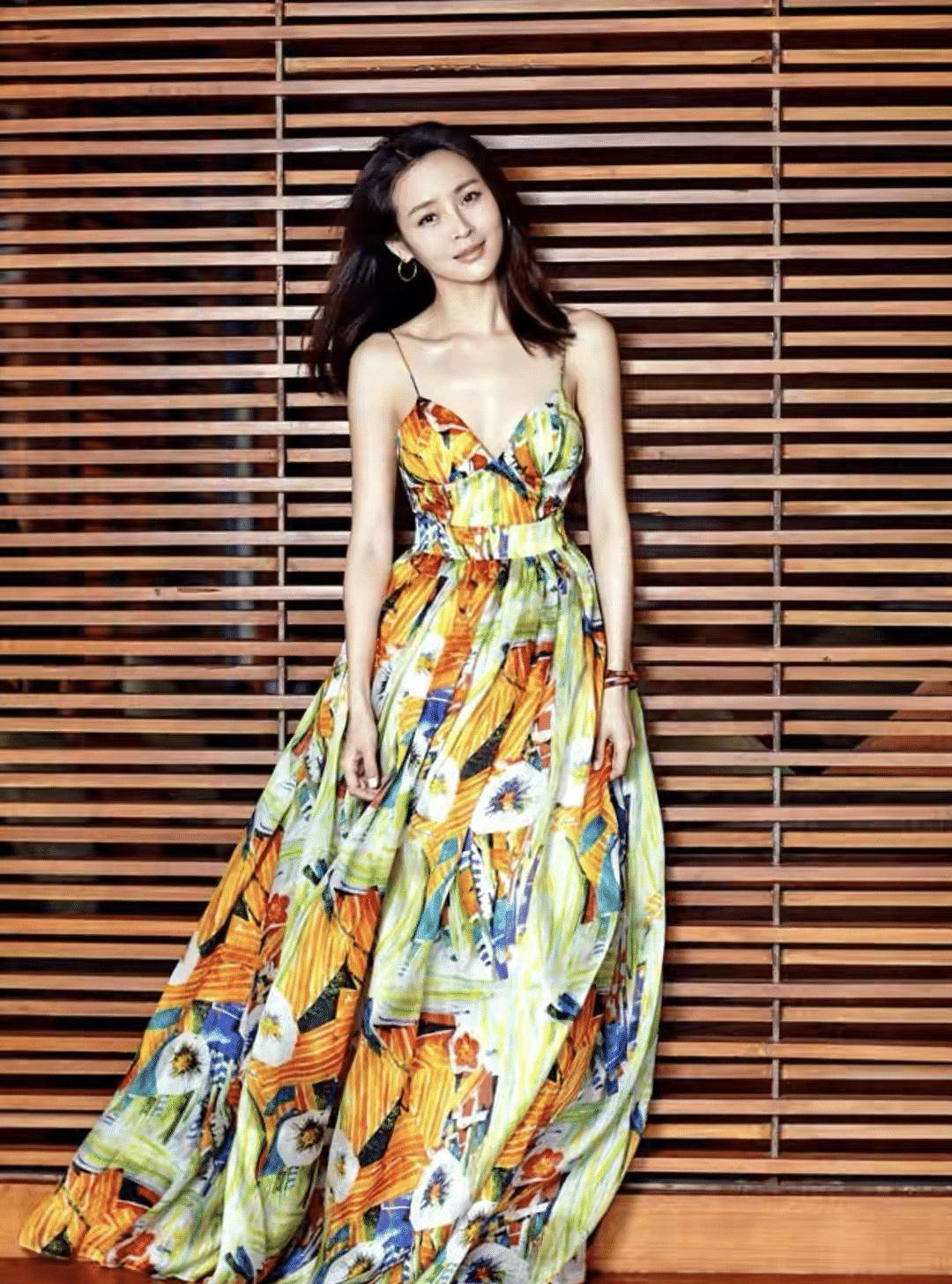 原创于明加海边度假太会穿油画吊带连衣裙穿出高级范美极了