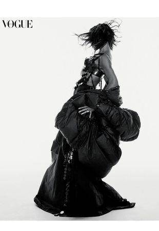 原创             辣妹维多利亚穿黑色文胸拍杂志照，身姿性感，展现出迷人的自信