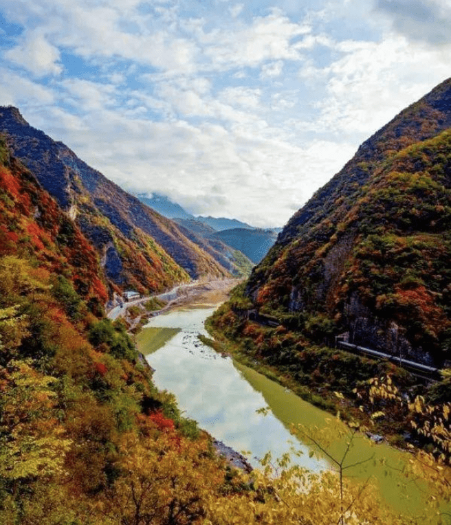 陕甘川交界的边城小县，风俗和古迹极具特色，颇有遗世独立的意境