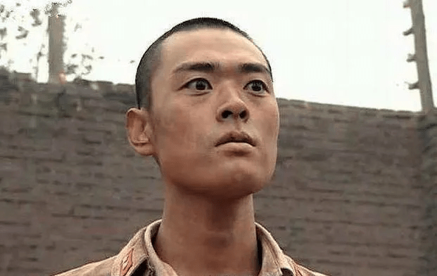 他是最惨视帝,险些摔死李幼斌,两次身亡未遂,落魄时吃狗粮度日