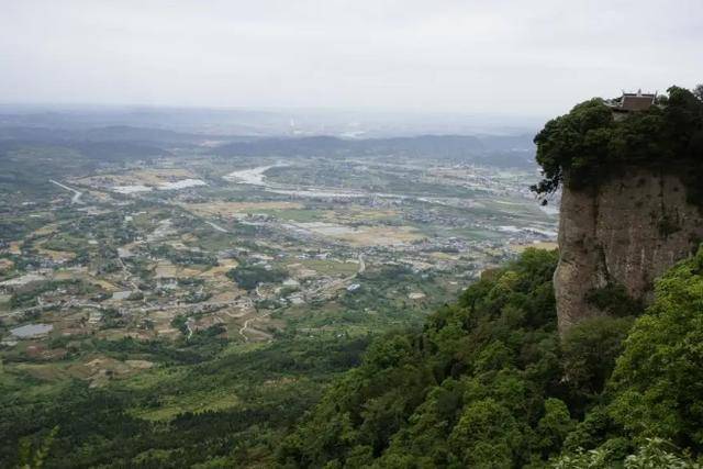 四川有一座山，以唐代名人而得名，景色优美，以丹霞地貌闻名！