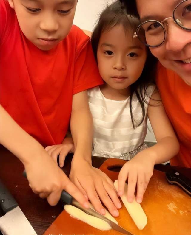 郭晶晶小女儿正面曝光,大眼睛高鼻梁,可爱像公主,网友:好基因_霍启刚