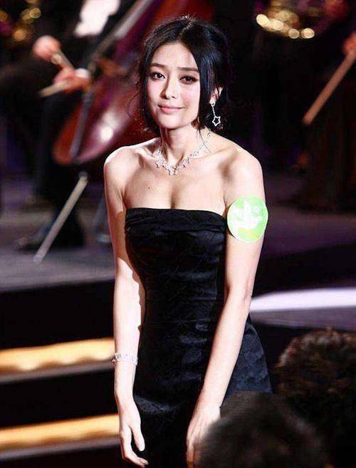 秦岚和杨幂真放得开,抹身材礼服显凹凸感,火辣s型身材让人心动_对比