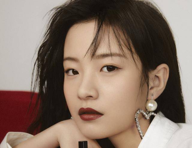 李庚希晒艳丽自拍,看清她脸上一共多少支口红,全网女孩都羡慕了_全国