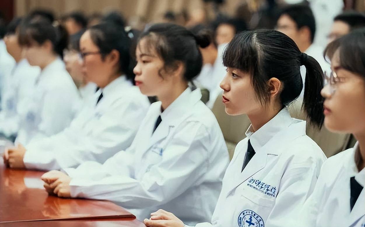 二本院校的医学生毕业后都何去何从了现实和你想的恰恰相反