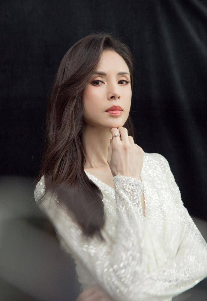 原创最美小龙女李若彤曝光美照短马甲暖晒粉丝称根本不像54岁