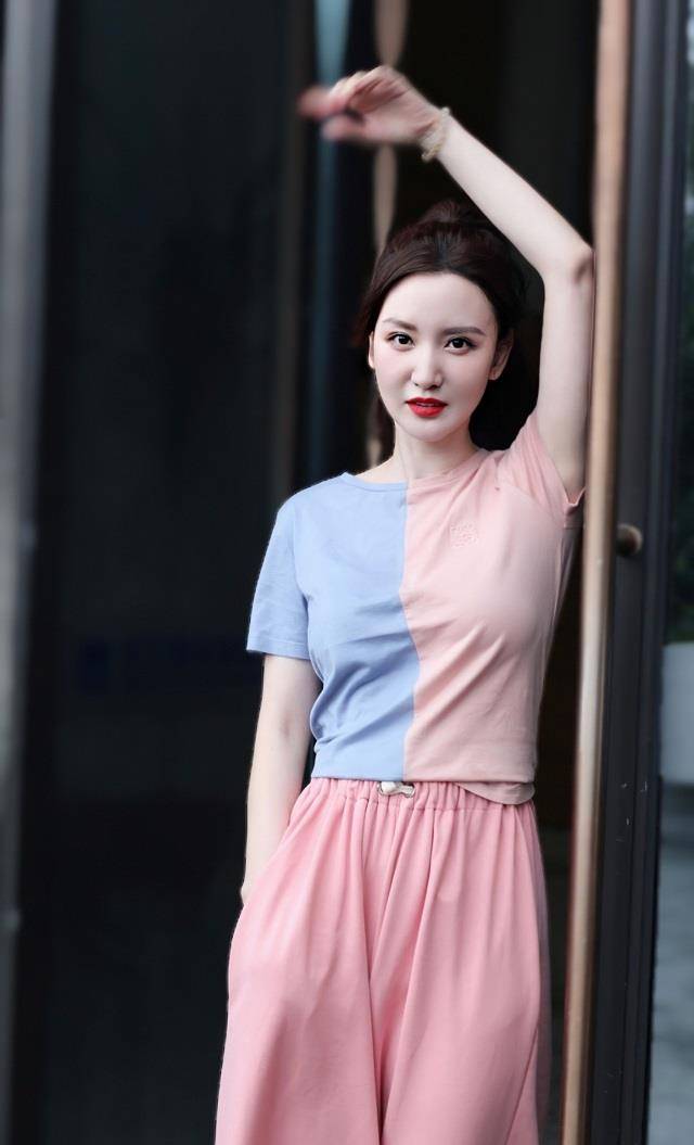 原创张萌这弹珠裙真是绝了正面看太平淡但转身时却让人脸红
