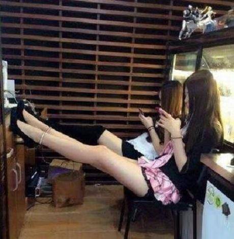每日一笑：妹子穿短裙还这样翘腿，真是形象全无啊