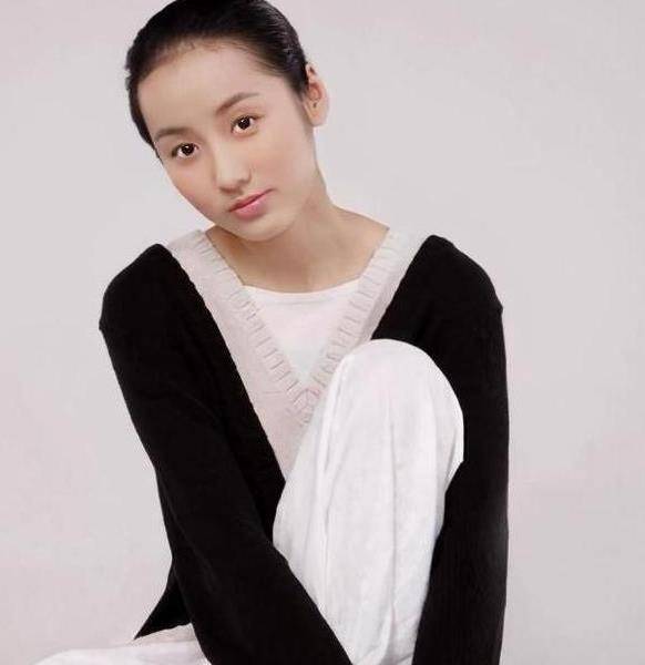 小时候的吕一非常喜欢民族舞,还曾梦想着当一名舞蹈演员,出于对女儿的