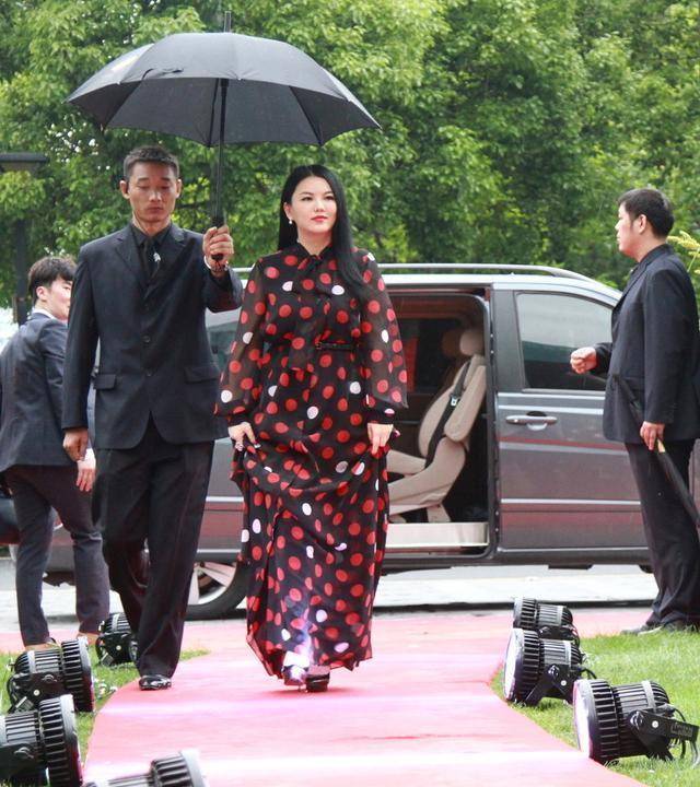比如李湘身穿的这一件黑色波点连衣裙,一出场就成为了全场的焦点,搭配