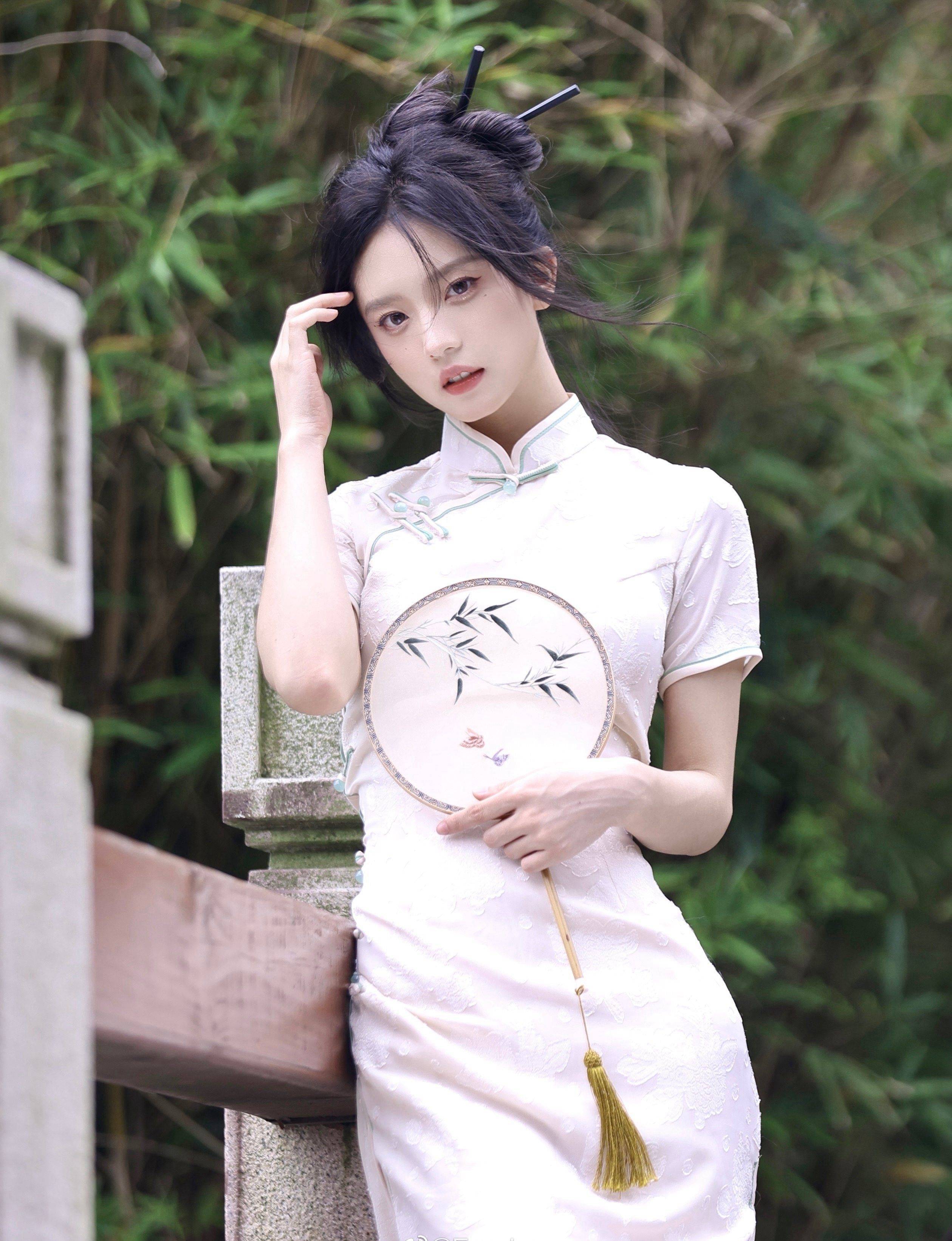 粉色旗袍小家碧玉美女青春写真