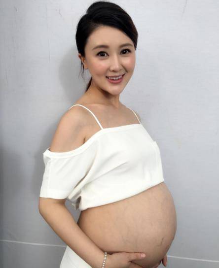 原创胡杏儿7个月孕肚照曝光盘点6位女星孕肚照有人挺着孕肚跑步