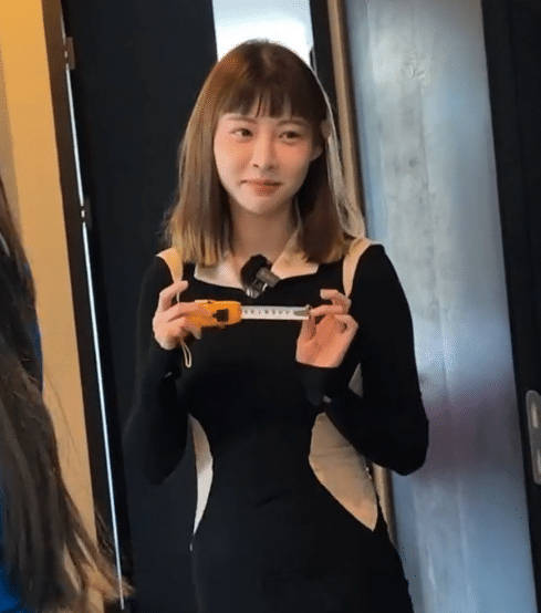 在这一次的视频中,痞幼罕见没有化妆,素颜的她看起