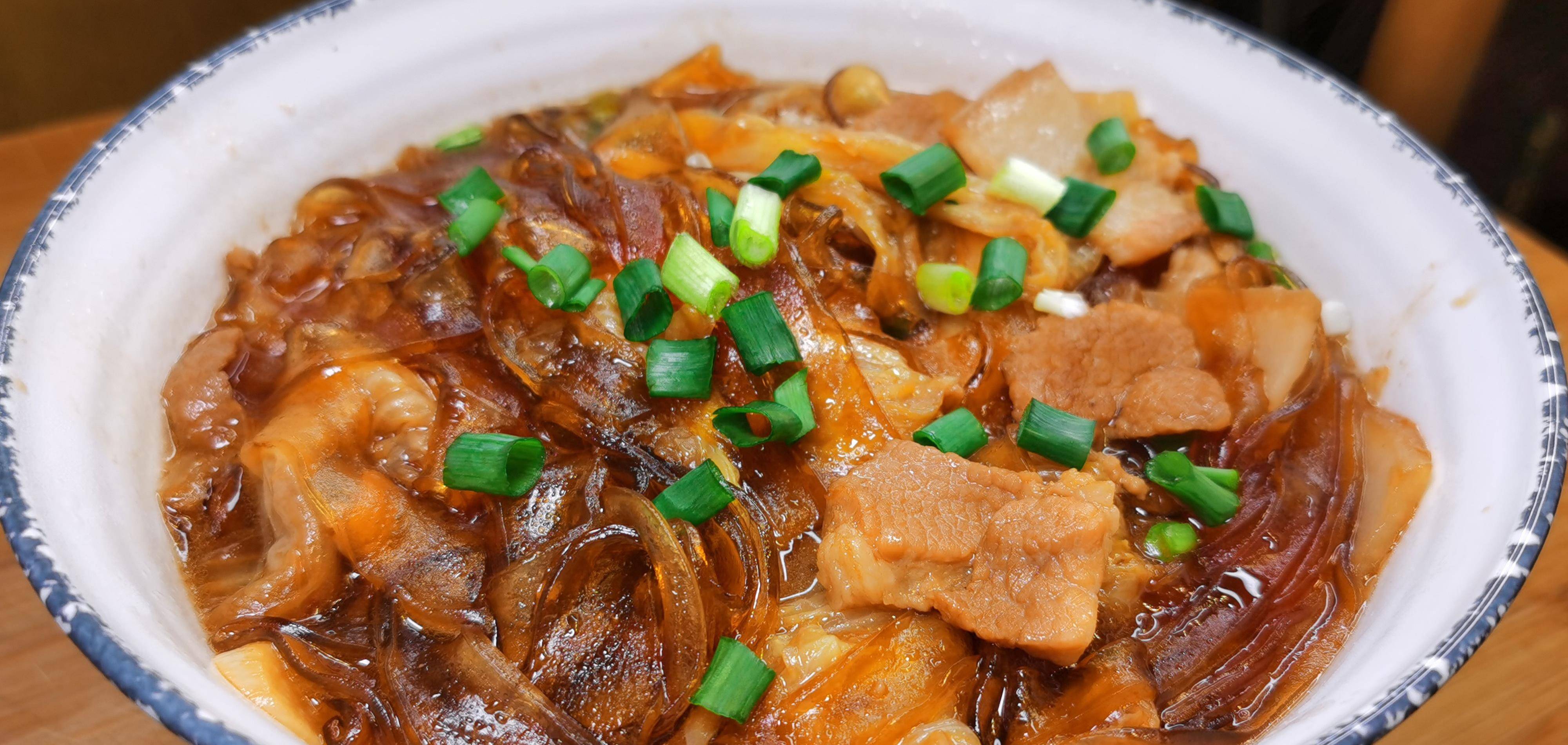 白菜猪肉炖粉条,天天吃不腻的家常菜,咸香下饭,全家大小都爱吃_五花肉