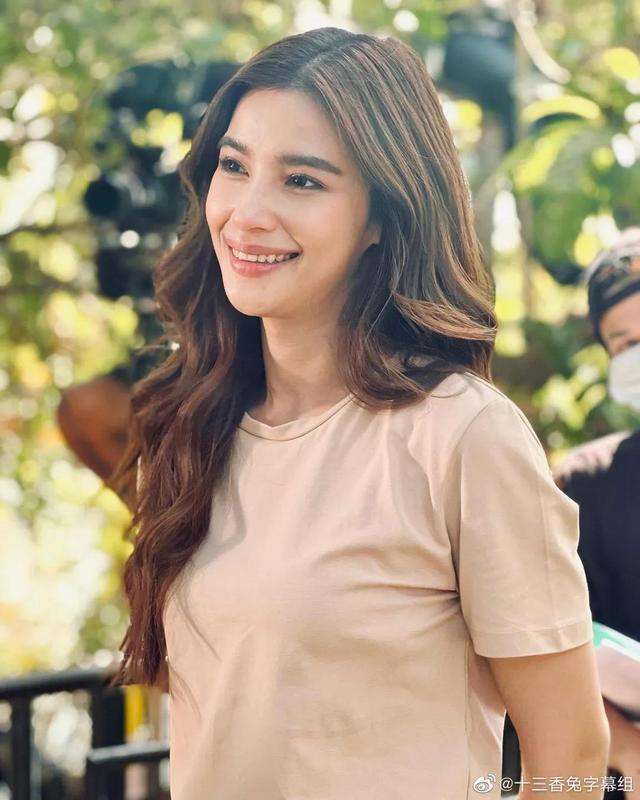 2008年,主演电视剧《玻钻之争》 ,出演角色楠佩一角,搭档演员son,凭借