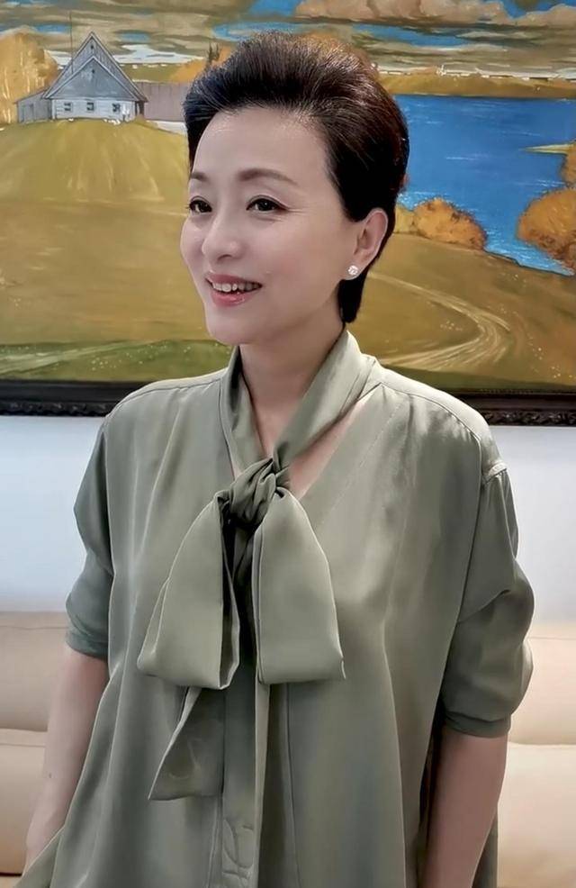 的杨澜在穿衣打扮这一块确实亮眼了不少,不过可以发现,随着年龄的增长