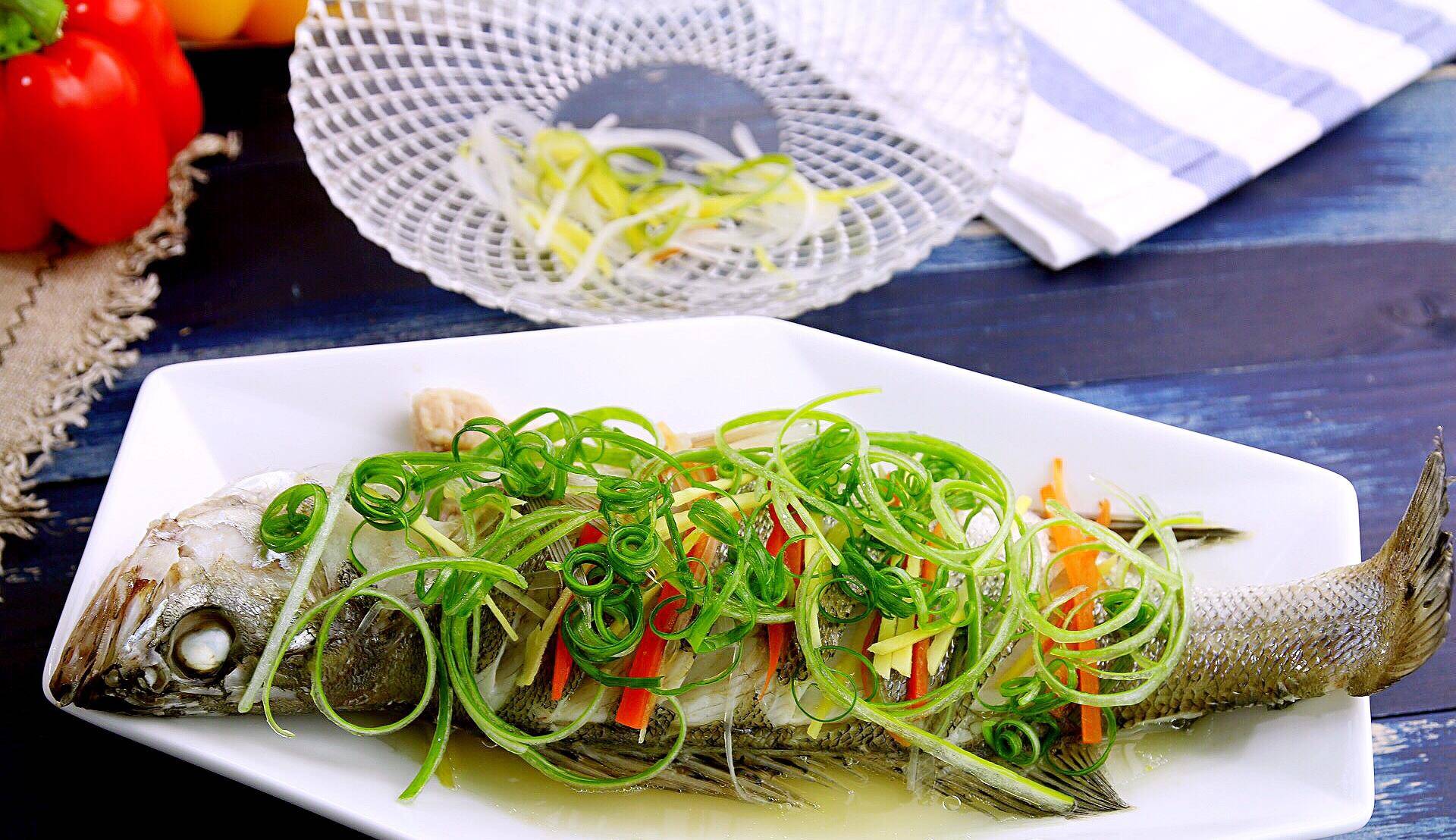 广式清蒸鱼,2017年展现的最后一道菜,年年有余!_姜丝_鱼上_大葱