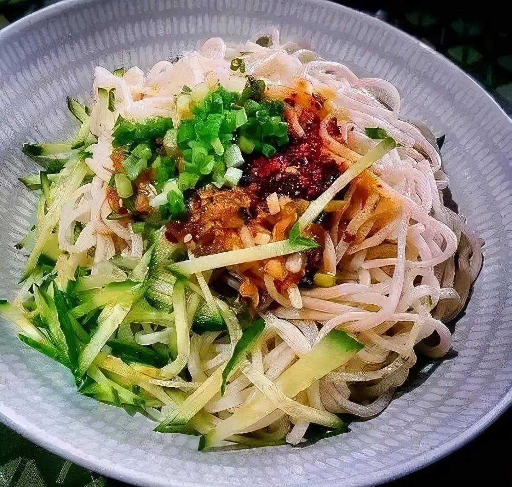 酷夏里最爱吃的凉面条,为什么现在吃不出以前的那个味道了?