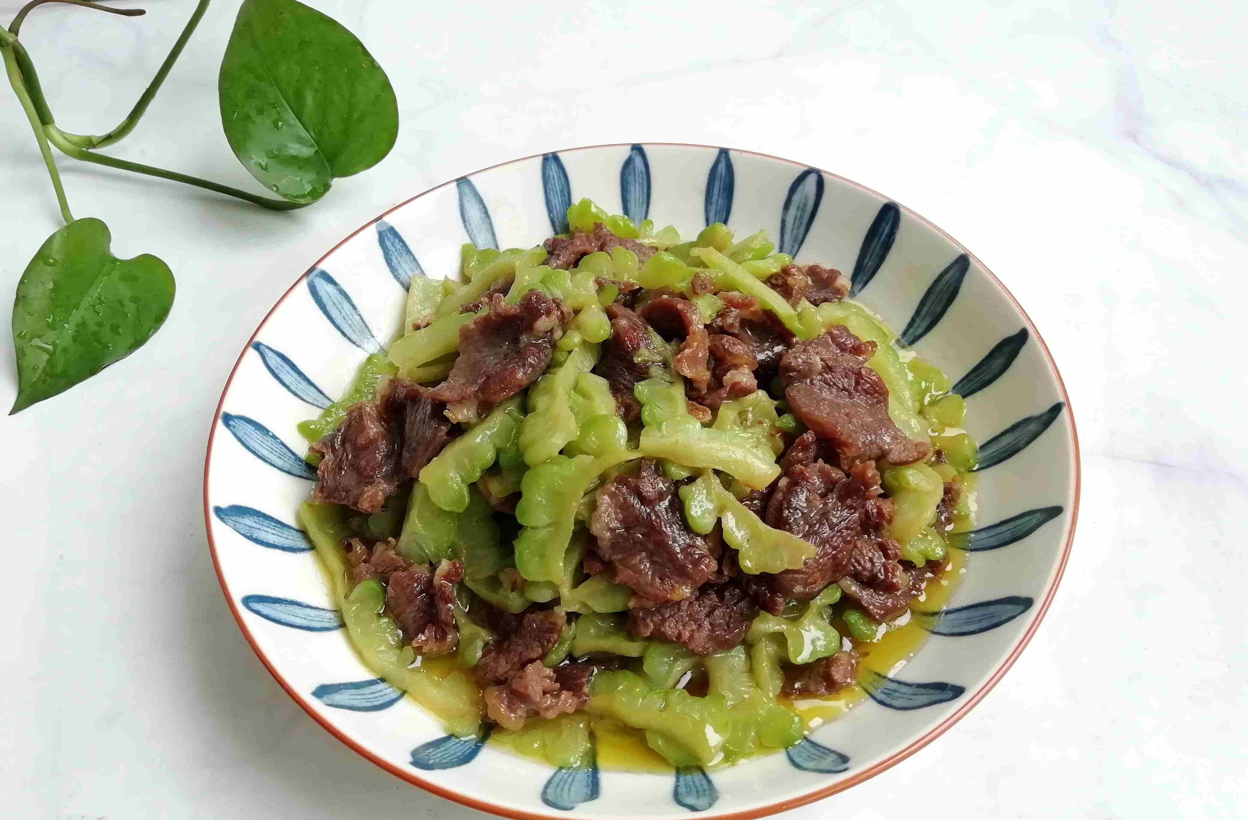 起锅烧油,放入牛肉爆炒至变色,放入苦瓜翻炒一会,加入盐和生抽炒匀即