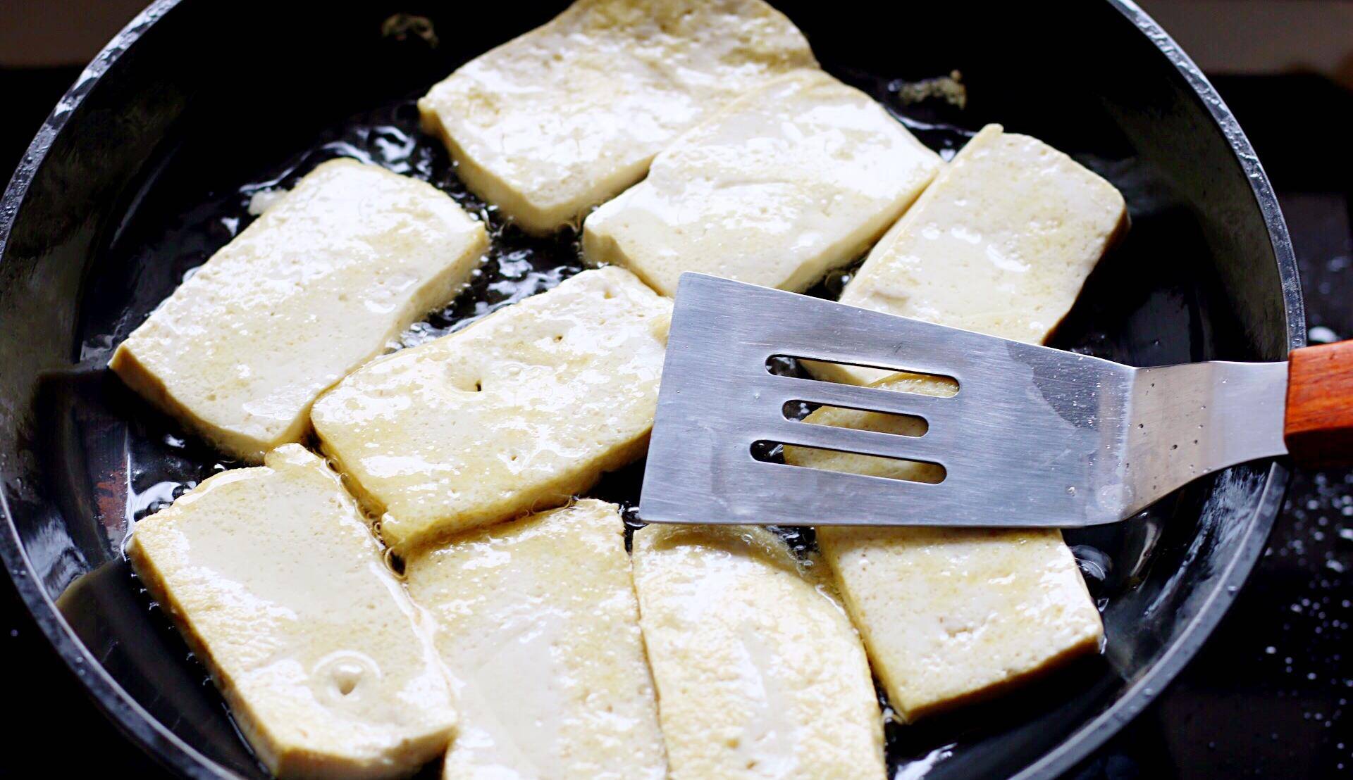 (在煎豆腐的时候适当把豆腐中间用锅铲轻轻扎几下,以便更好入味)3,摆