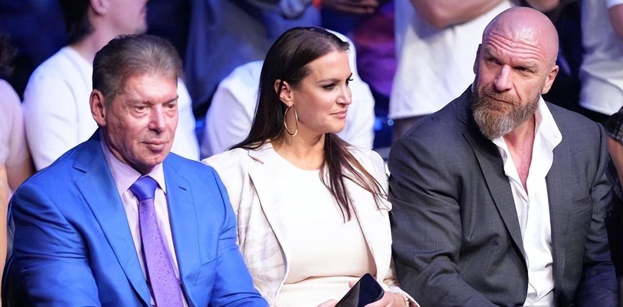 并自愿辞去wwe董事长兼首席执行官的职务,让他的女儿