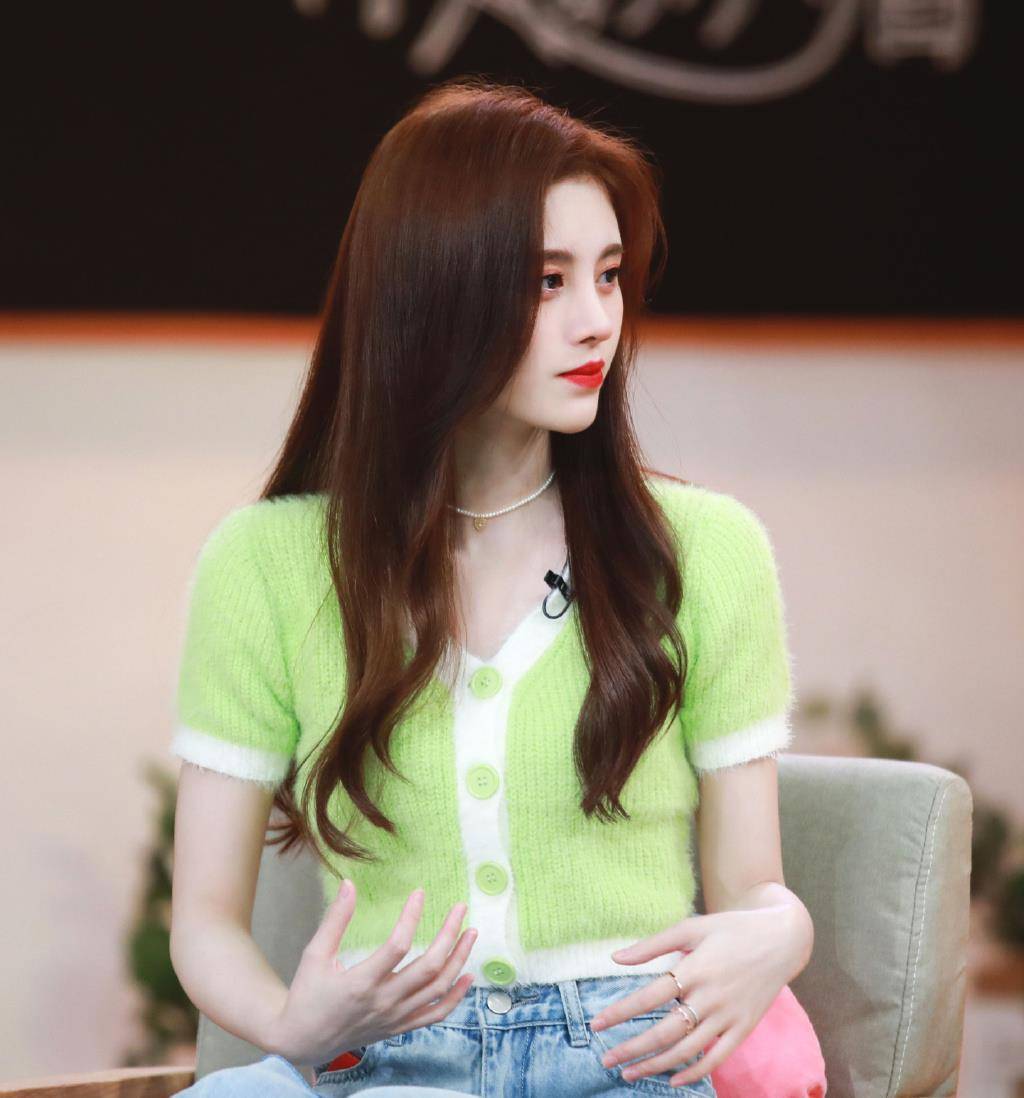 原创鞠婧祎太可爱了穿粉色洛丽塔裙配双马尾真不敢相信她成年了