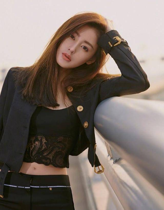 女神范十足,张天爱不仅仅是美丽漂亮,而且青春气息满满_大气_来自_那