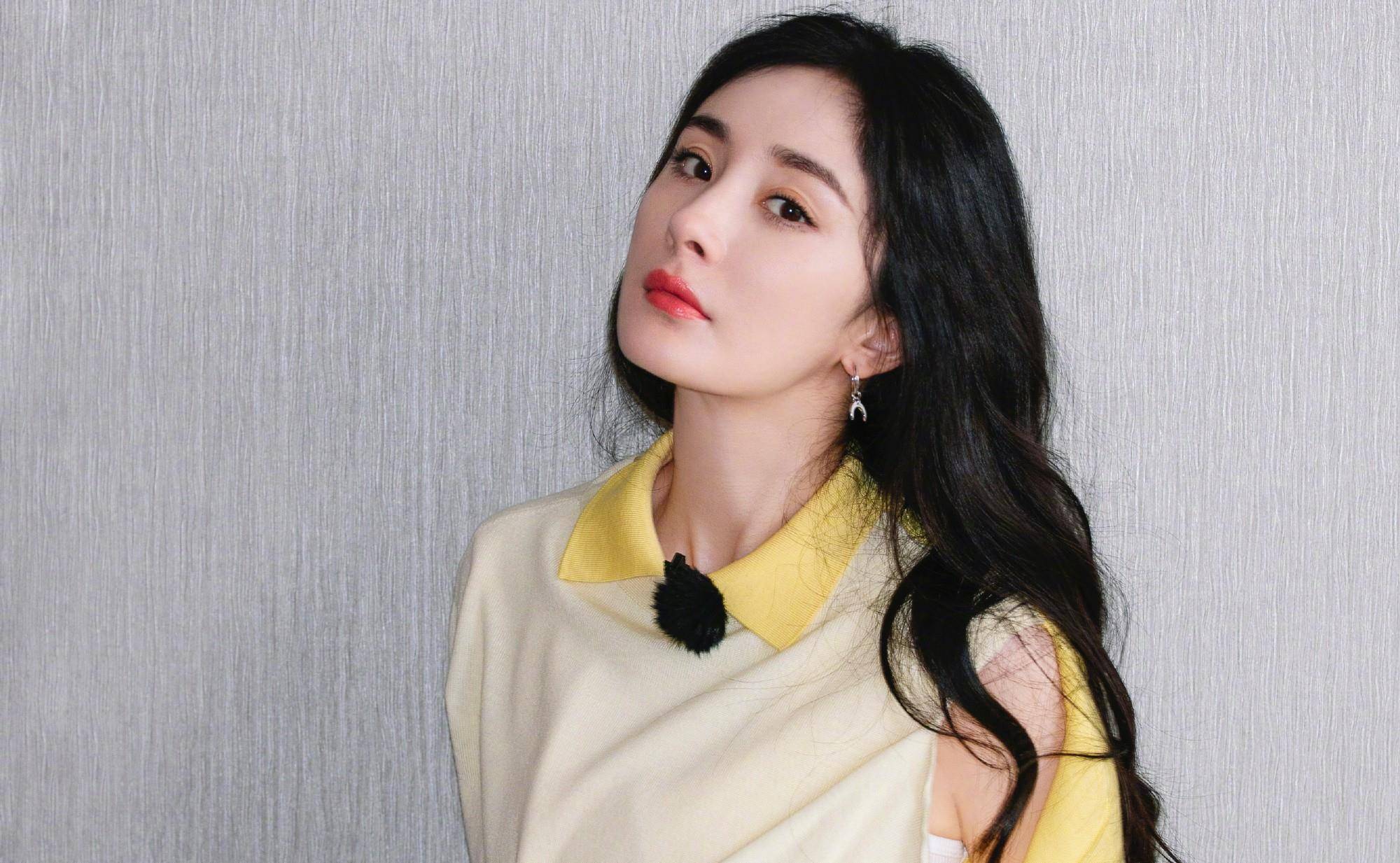 33岁杨幂真是放得开,针织衫镂空搭小黑裤也能驾驭,新潮又时髦_身材