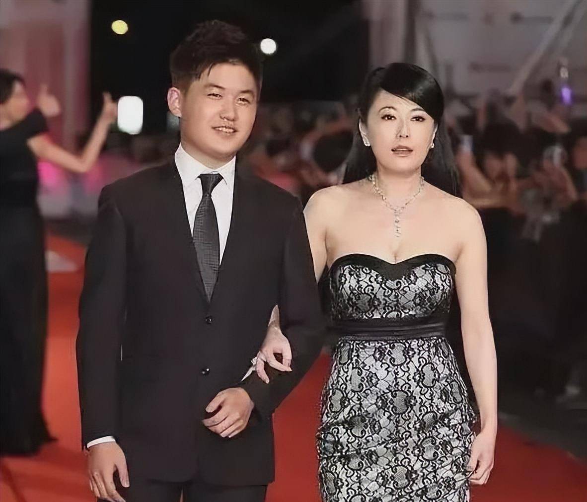 离婚25年后,戈伟如独自带娃似少女,林志隆儿女双全幸福美满_丈夫_生活