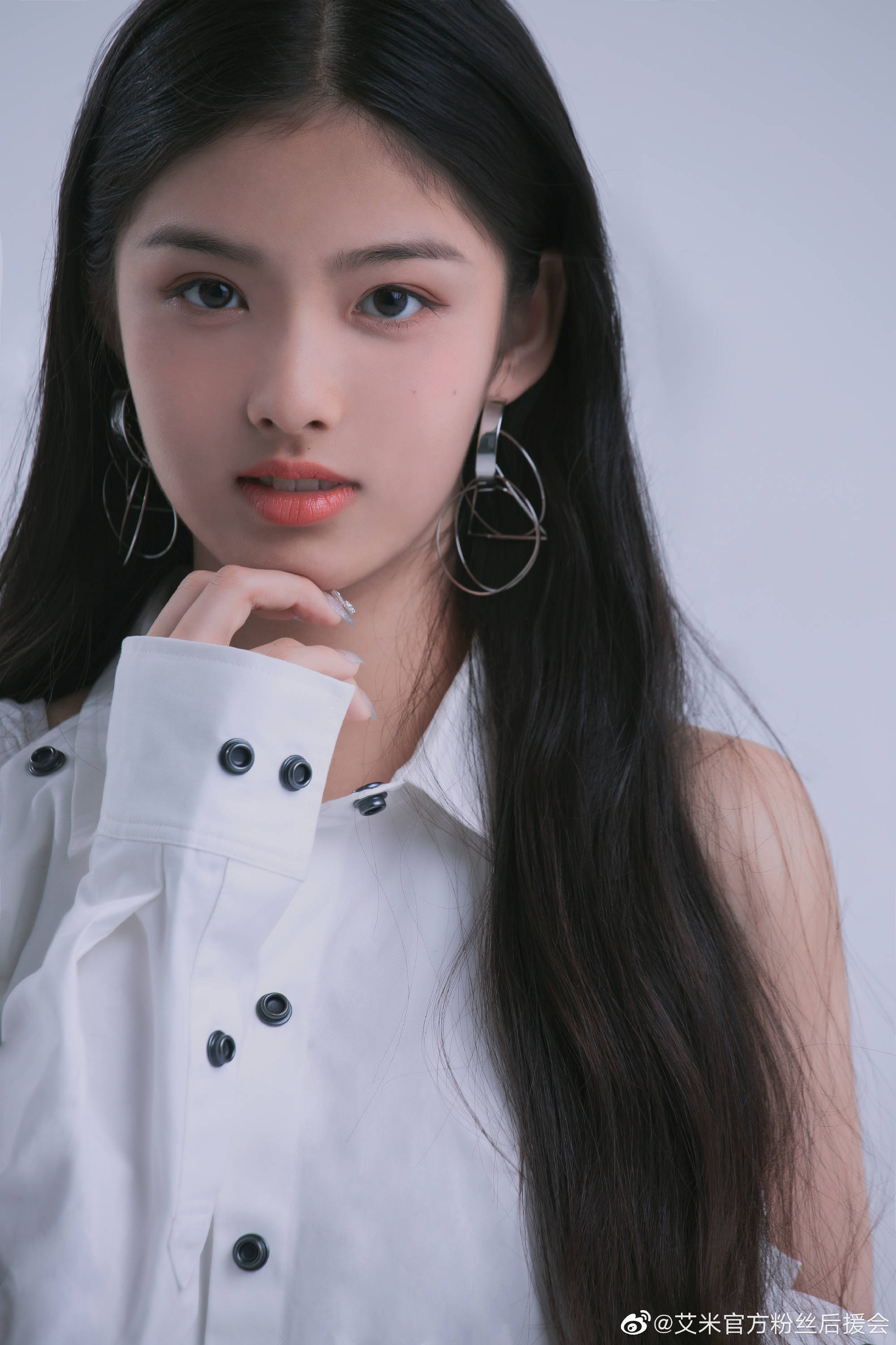 14岁的艾米身高也已经160 ,一直有人说她跟张婧仪,周也长得有点像,但