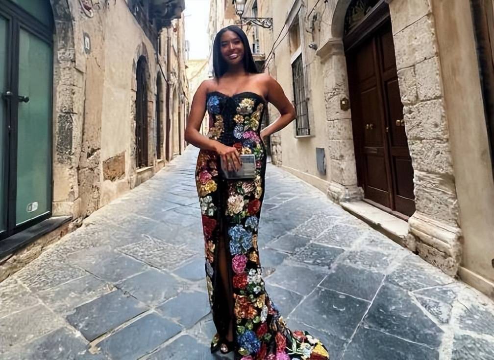 原创减20斤赘肉一身豹纹抹胸长裙大秀身材科嫂绯闻缠身却开怀大笑