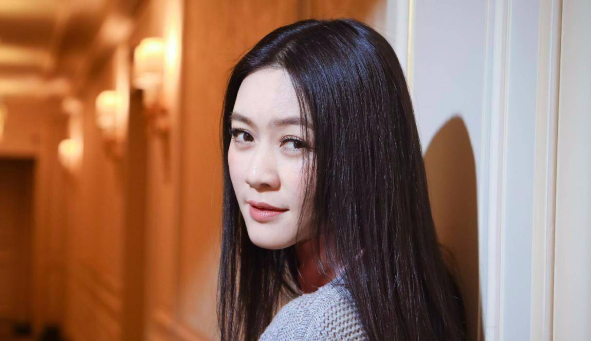 她为富豪老公守寡4年,现43岁美的惊为天人,和女儿同框像姐妹_田海蓉