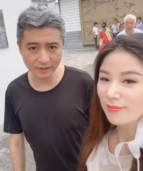 罕曝光,头发花白似70岁爷爷,与娇妻同框像两代人_妻子_网友_高明婷