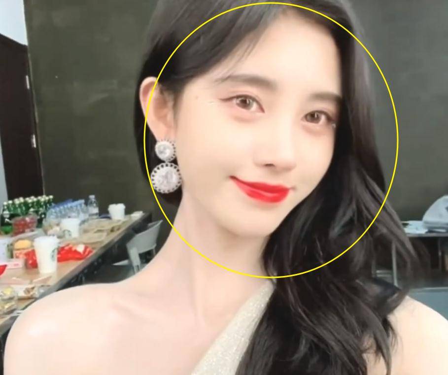 原创鞠婧祎晒日常vlog怼脸拍镜头五官让人看呆不愧叫四千年美女