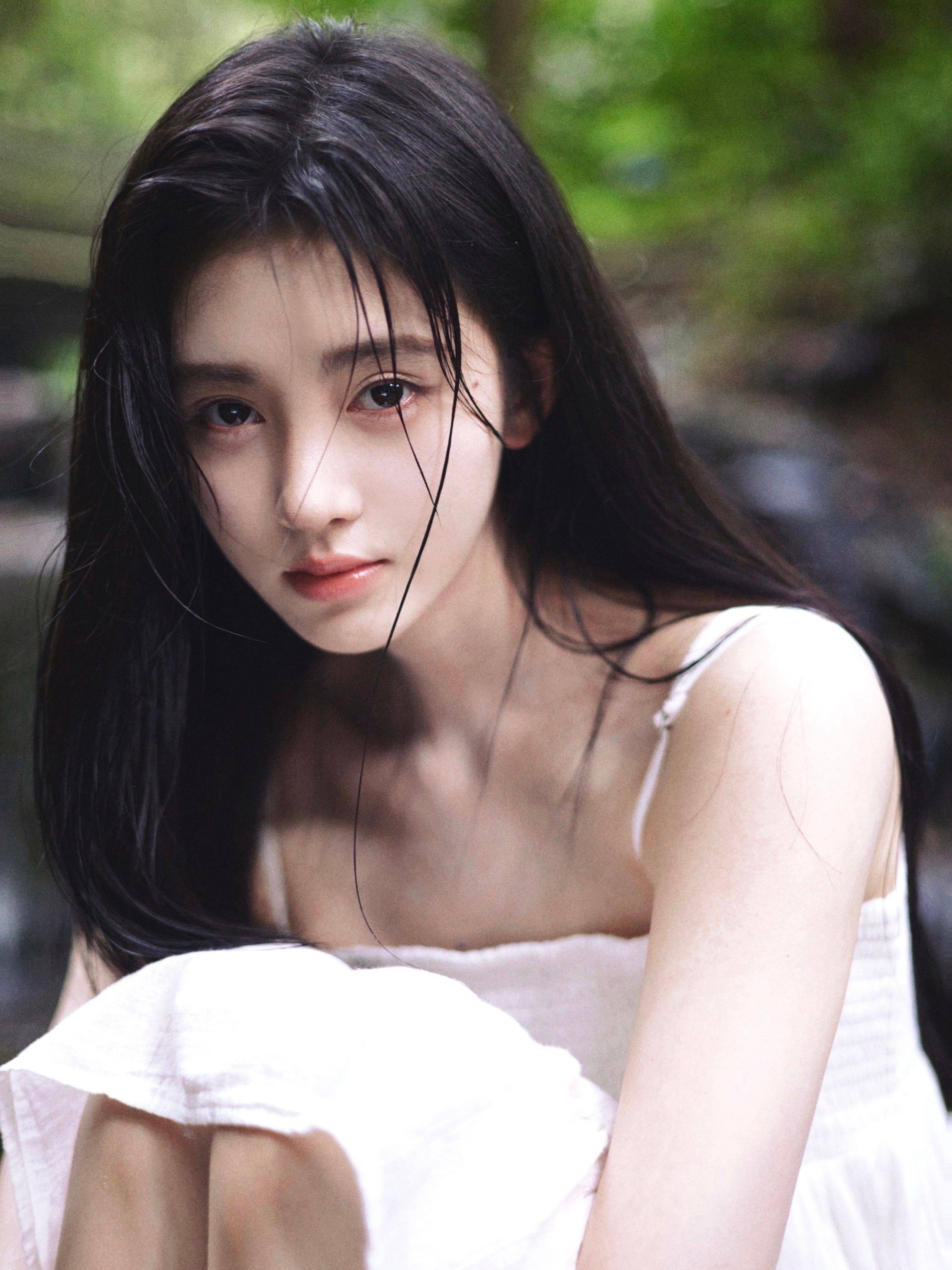 鞠婧祎白色吊带连衣裙性感写真_鞠婧祎_吊带_连衣裙