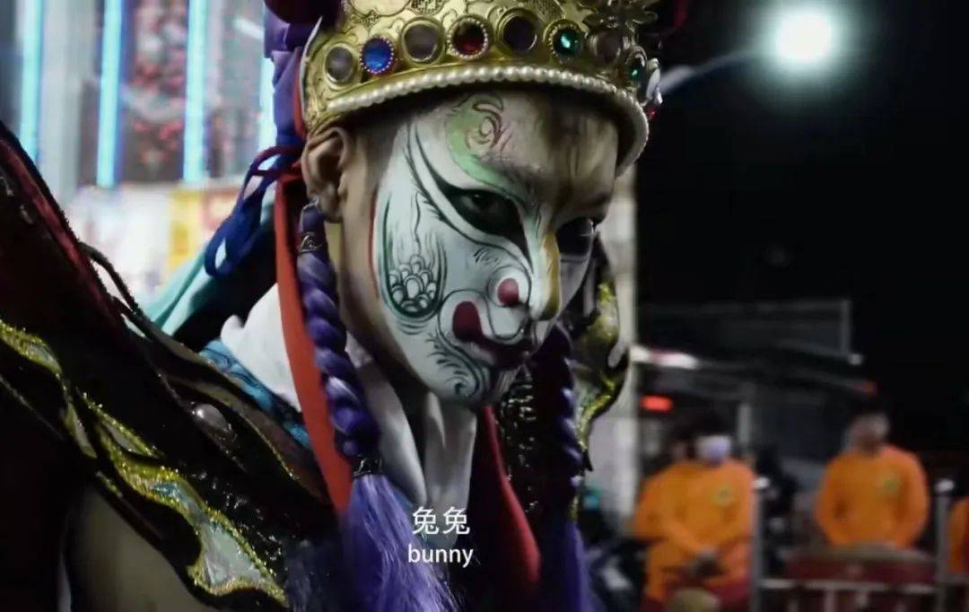 女主角和女儿在街上遇到地藏王菩萨巡街时,菩萨的首席护法突然发现了